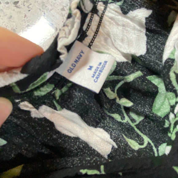 Old Navy Flutter Sleeve Top - Picture 7 of 7